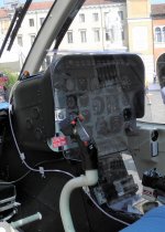 Agusta-Bell_AB-206B_JetRanger_III,_cockpit_(PS-67)_Polizia_di_Stato,_Italy1.jpg